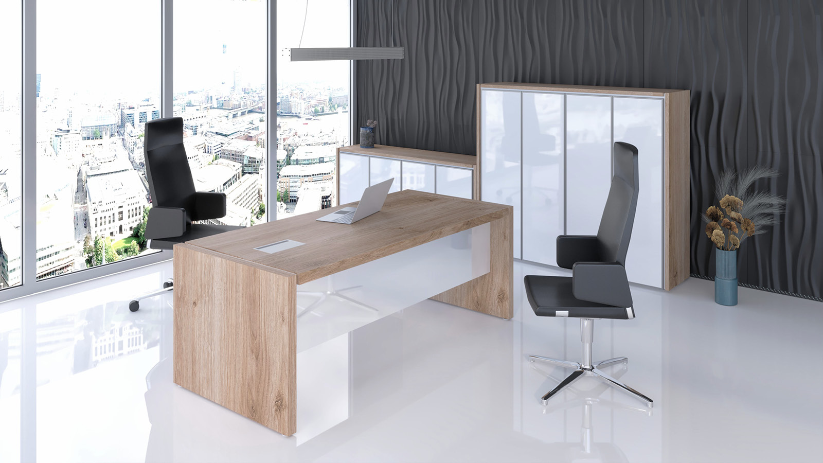 Gabinet w biurowcu został wyposażony w kontrastowe biurko z blendą, niską oraz wysoką szafę na akta oraz dwa skórzane fotele.